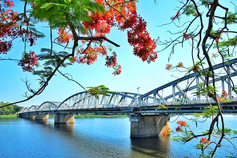 Cầu Trường Tiền trên dòng sông Hương