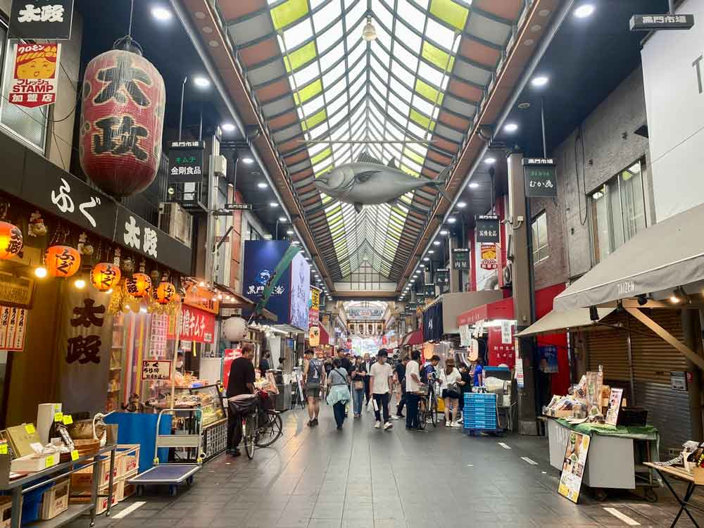 Kuromon market tại thành phố Osaka